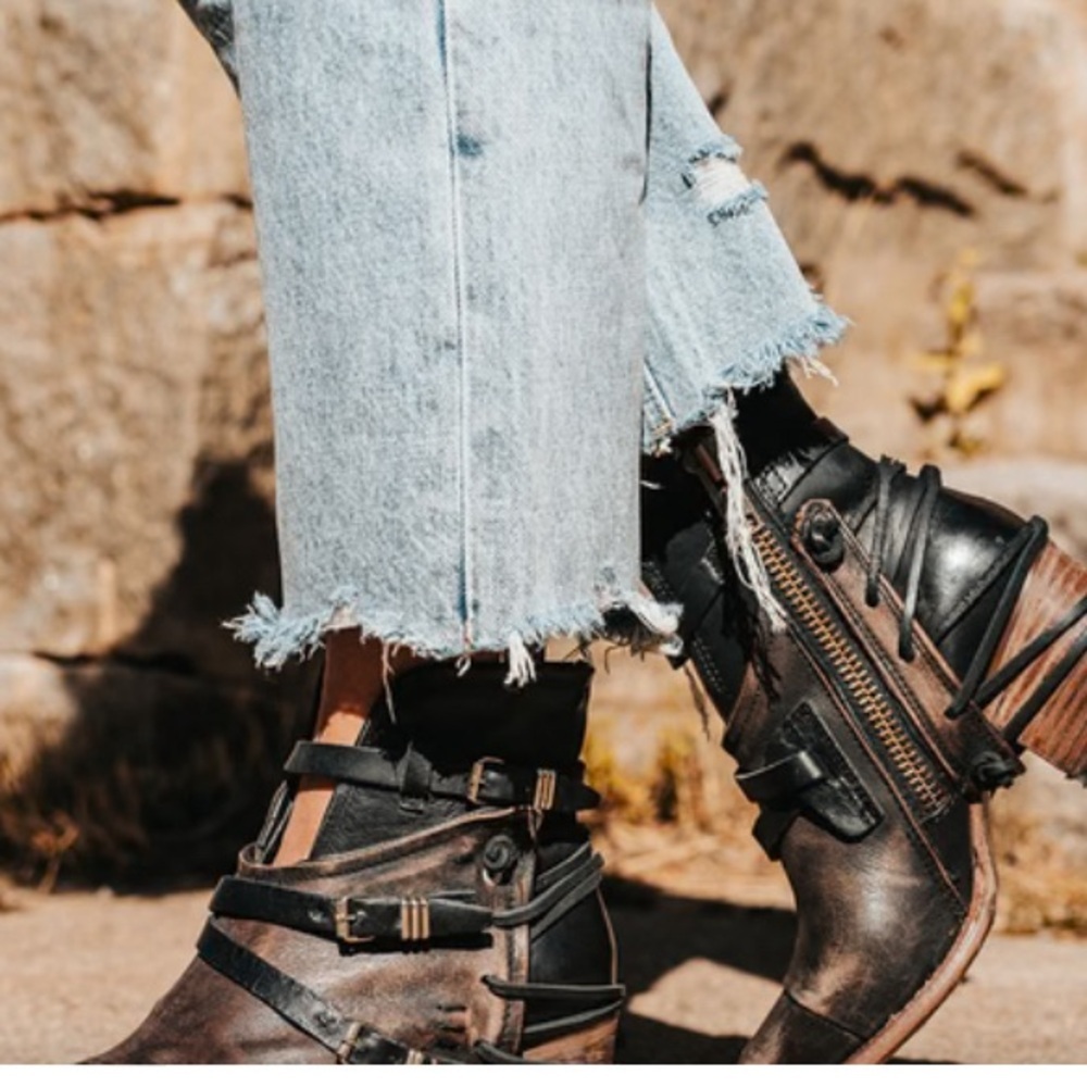 Freebird Women's Black Leather Ankle Boots - Picture 4 of 7